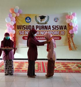 3. Pemasangan samir oleh Bu Rias Setyaningrum